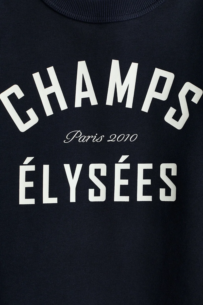 اتش اند ام تي-شيرت بقصّة واسعة بزخارف